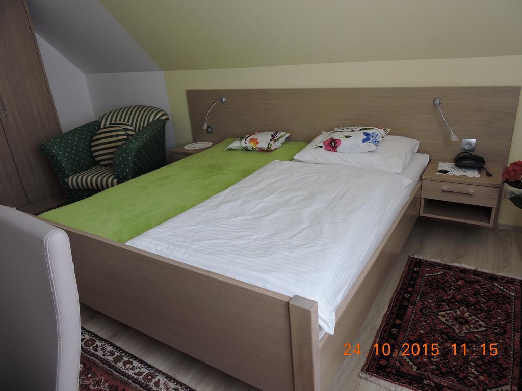 Gaestehaus Haagen Bad Waltersdorf Δωμάτιο φωτογραφία